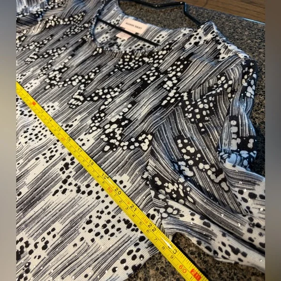 Allison Daley Black and White Abstract Printed 3/4 Cinched Sleeve Top - Picture 7 of 9